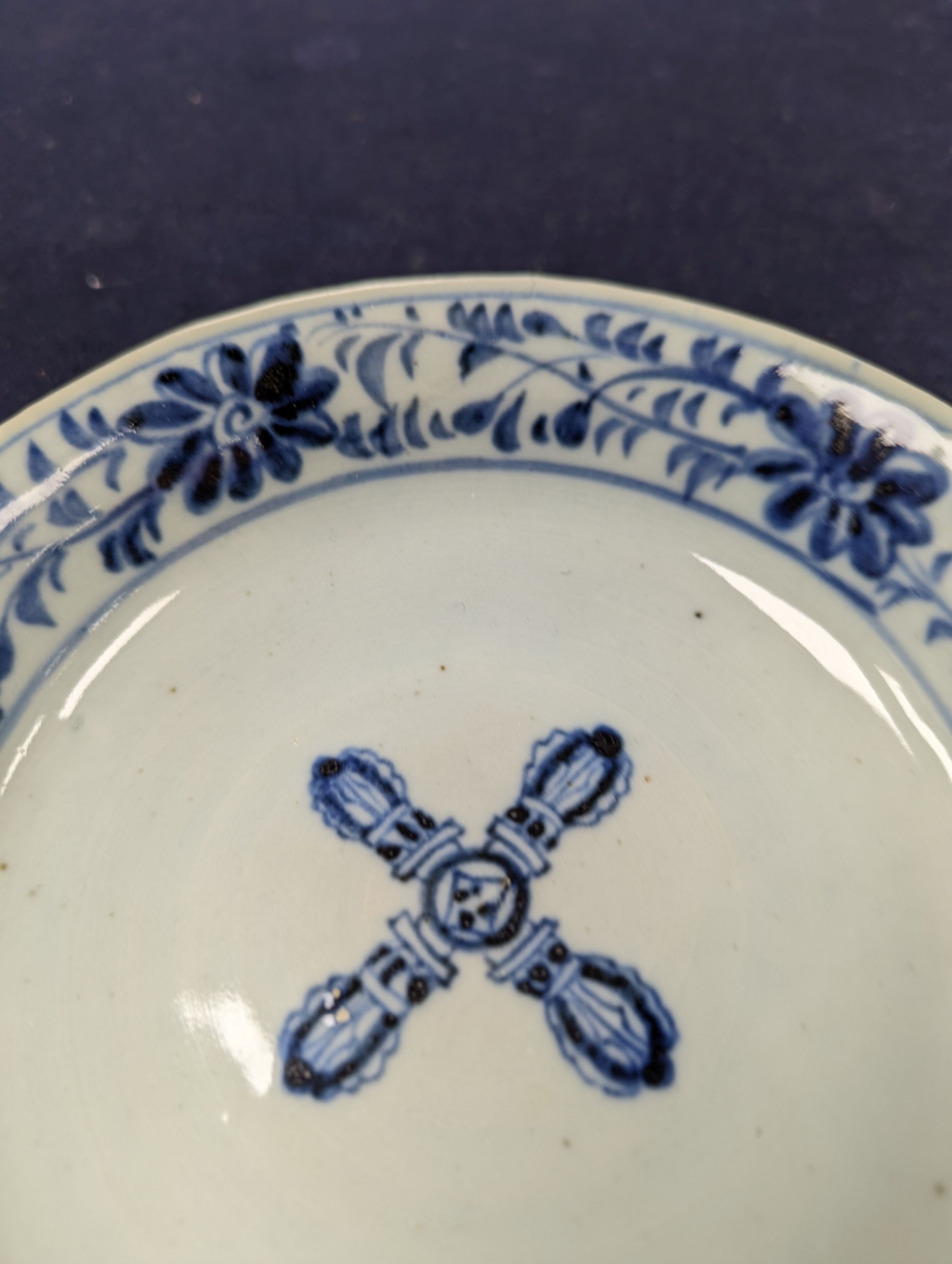 A Chinese blue and white dish, Ming dynasty, 15cm